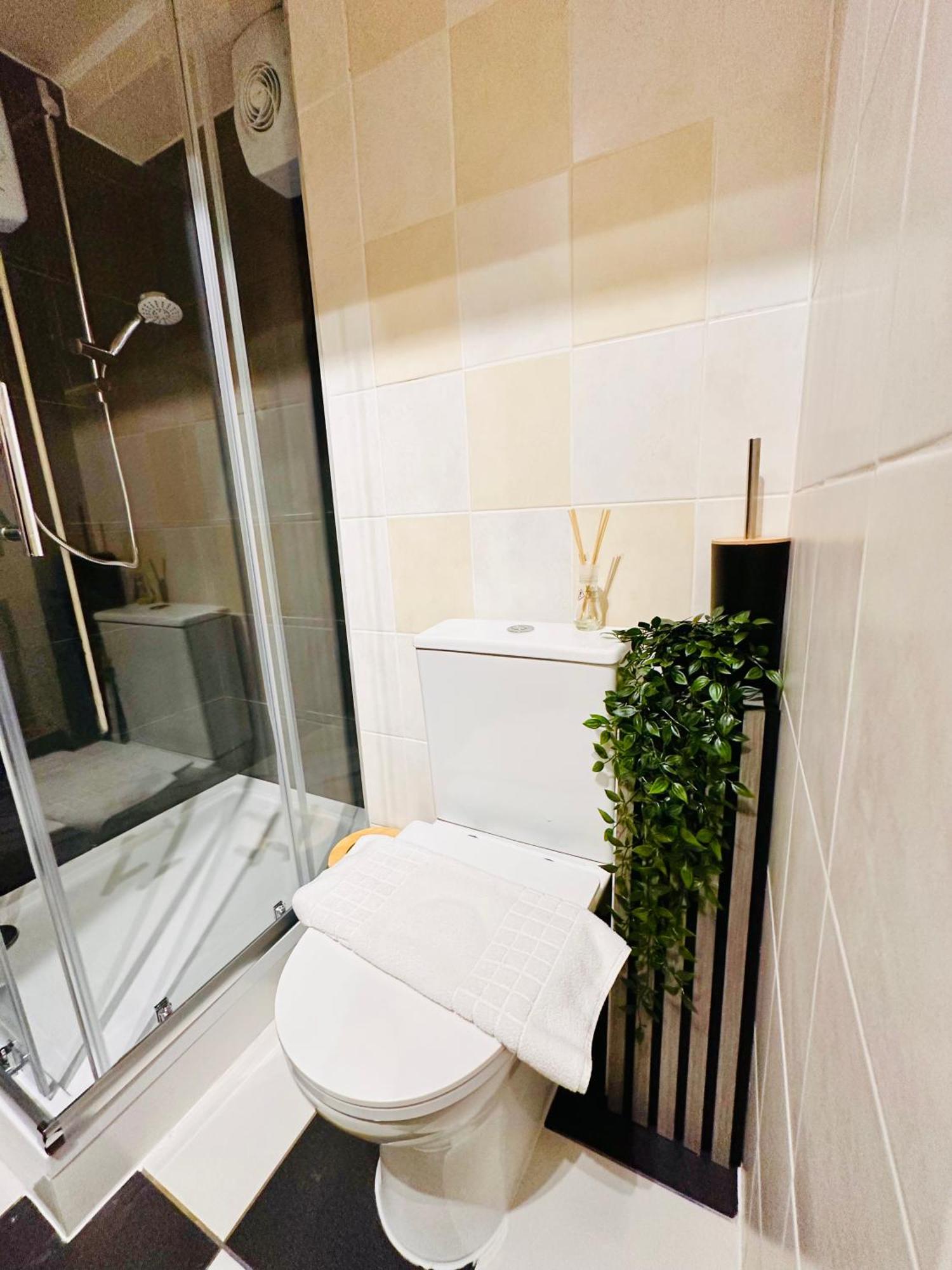 R2 - Elegant Private Room Opposite Queen Elizabeth Hospital - Harborne バーミンガム エクステリア 写真