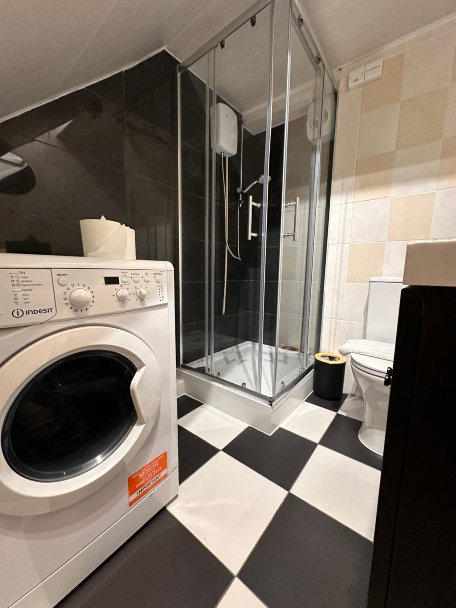 R2 - Elegant Private Room Opposite Queen Elizabeth Hospital - Harborne バーミンガム エクステリア 写真