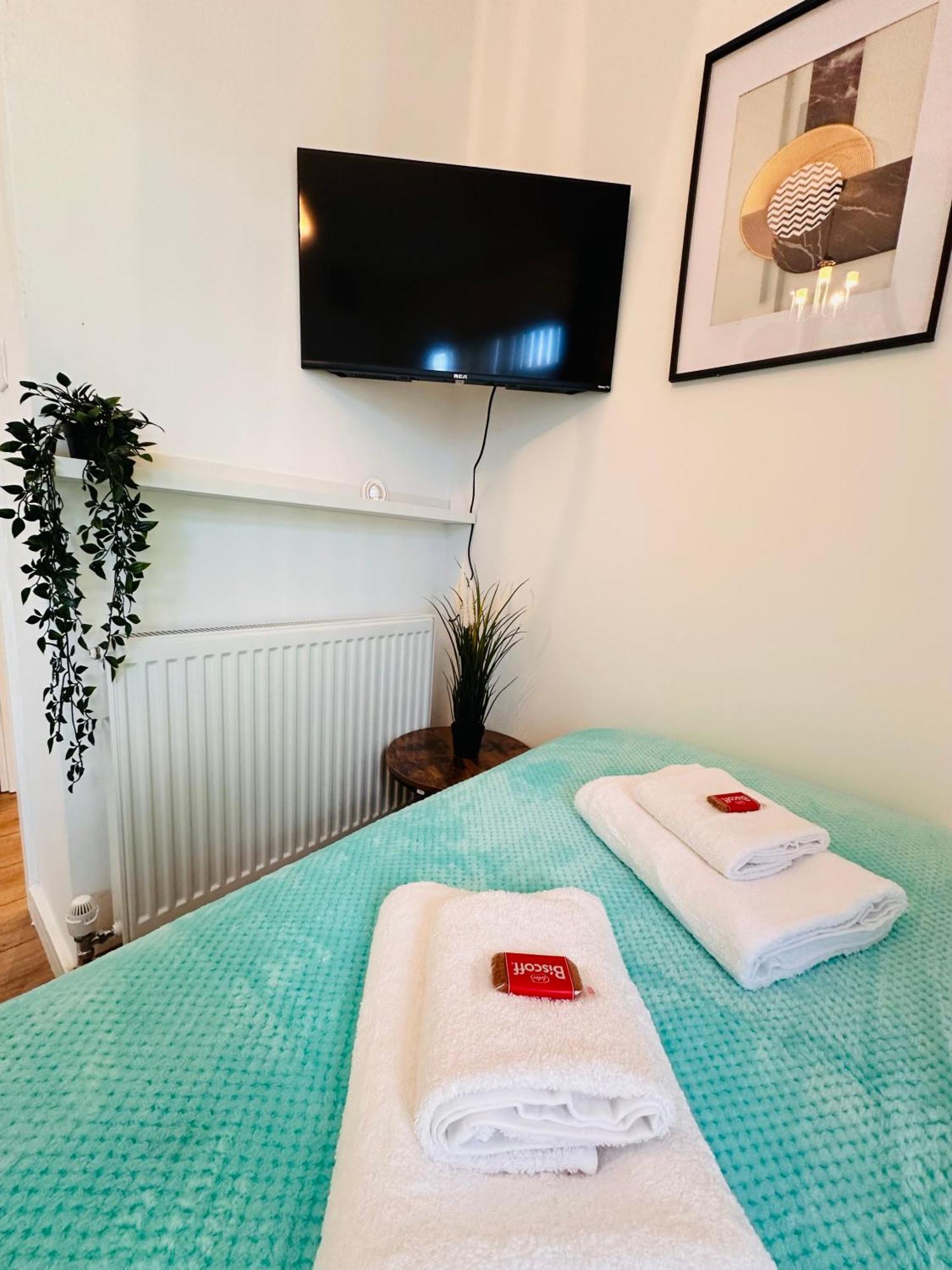 R2 - Elegant Private Room Opposite Queen Elizabeth Hospital - Harborne バーミンガム エクステリア 写真