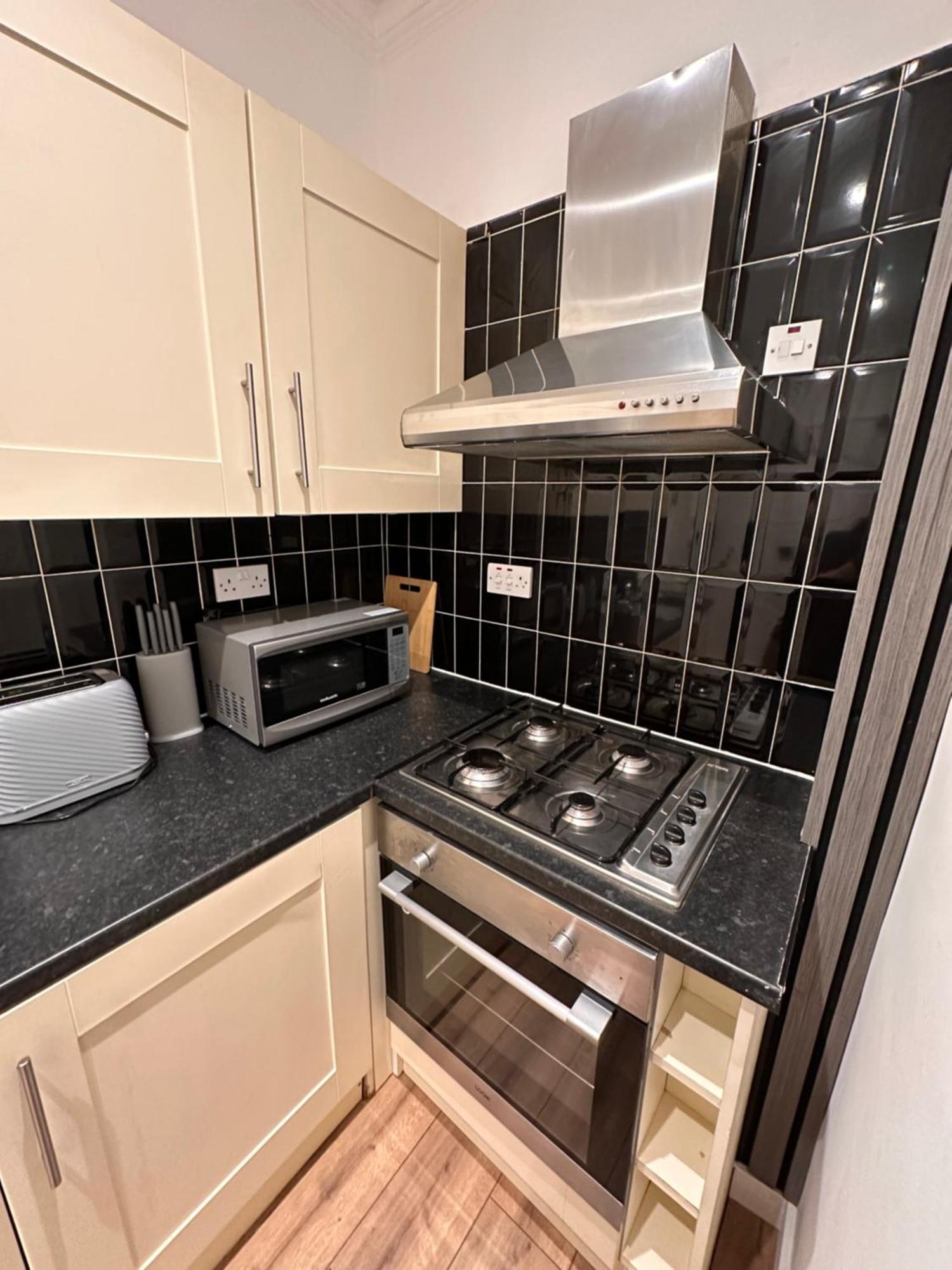 R2 - Elegant Private Room Opposite Queen Elizabeth Hospital - Harborne バーミンガム エクステリア 写真