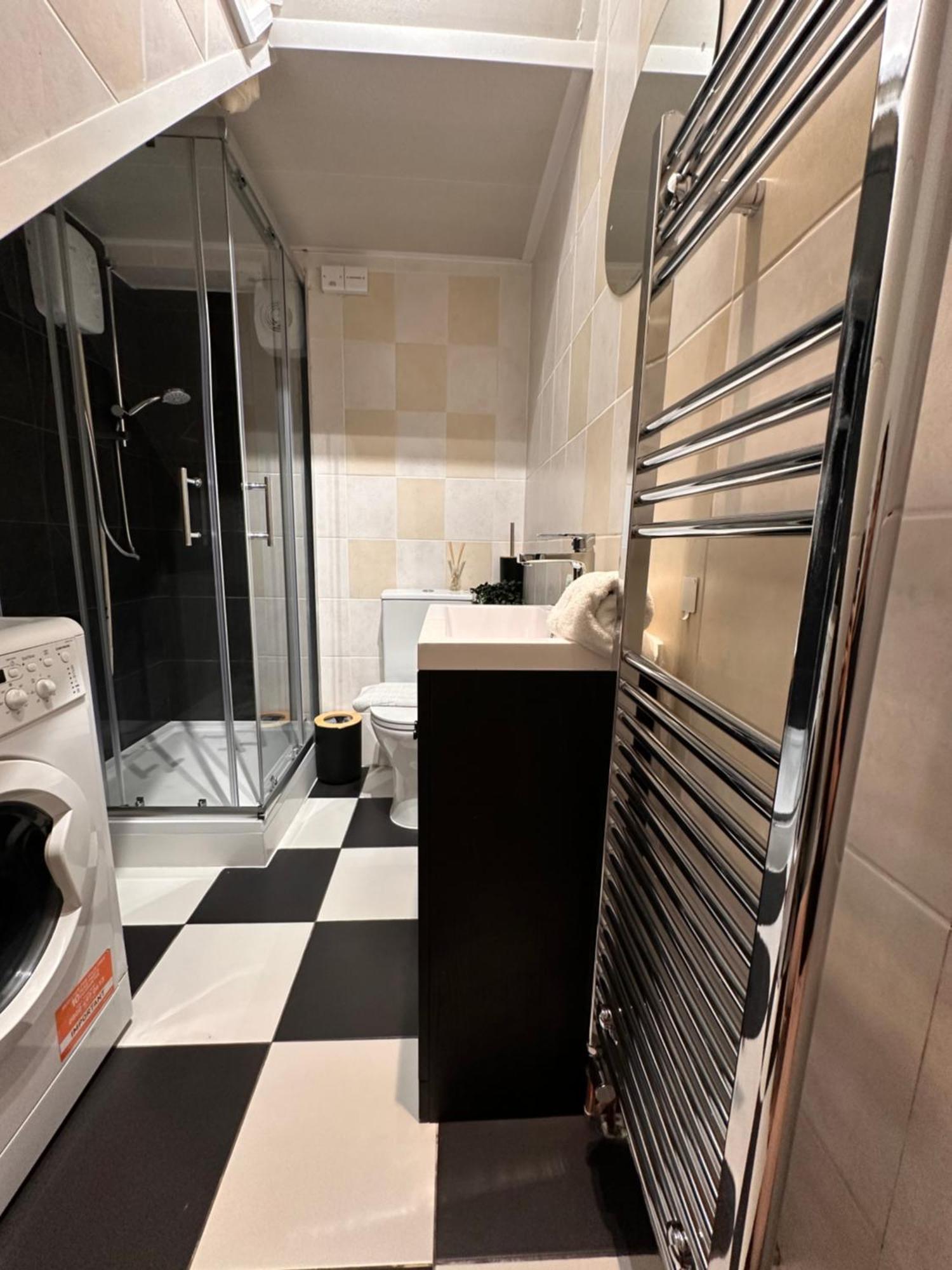 R2 - Elegant Private Room Opposite Queen Elizabeth Hospital - Harborne バーミンガム エクステリア 写真