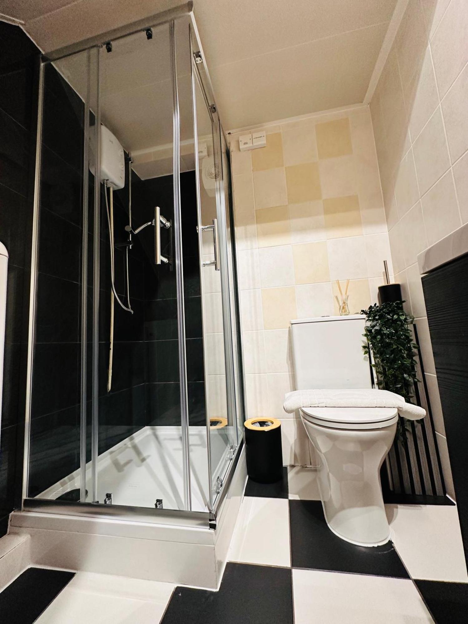 R2 - Elegant Private Room Opposite Queen Elizabeth Hospital - Harborne バーミンガム エクステリア 写真