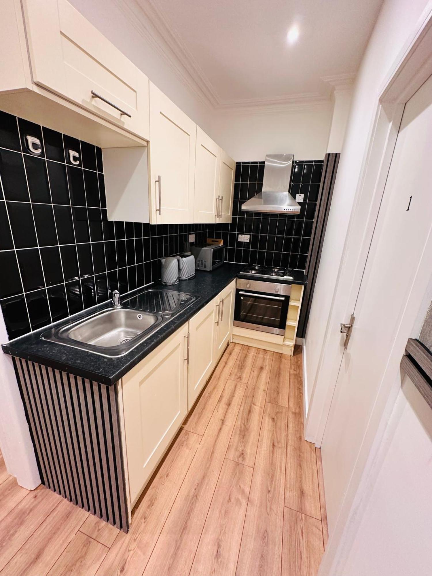R2 - Elegant Private Room Opposite Queen Elizabeth Hospital - Harborne バーミンガム エクステリア 写真